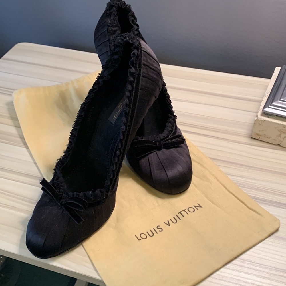 Louis Vuitton Black Pleated Satin Balmoral Pumps - Picture 1 of 11